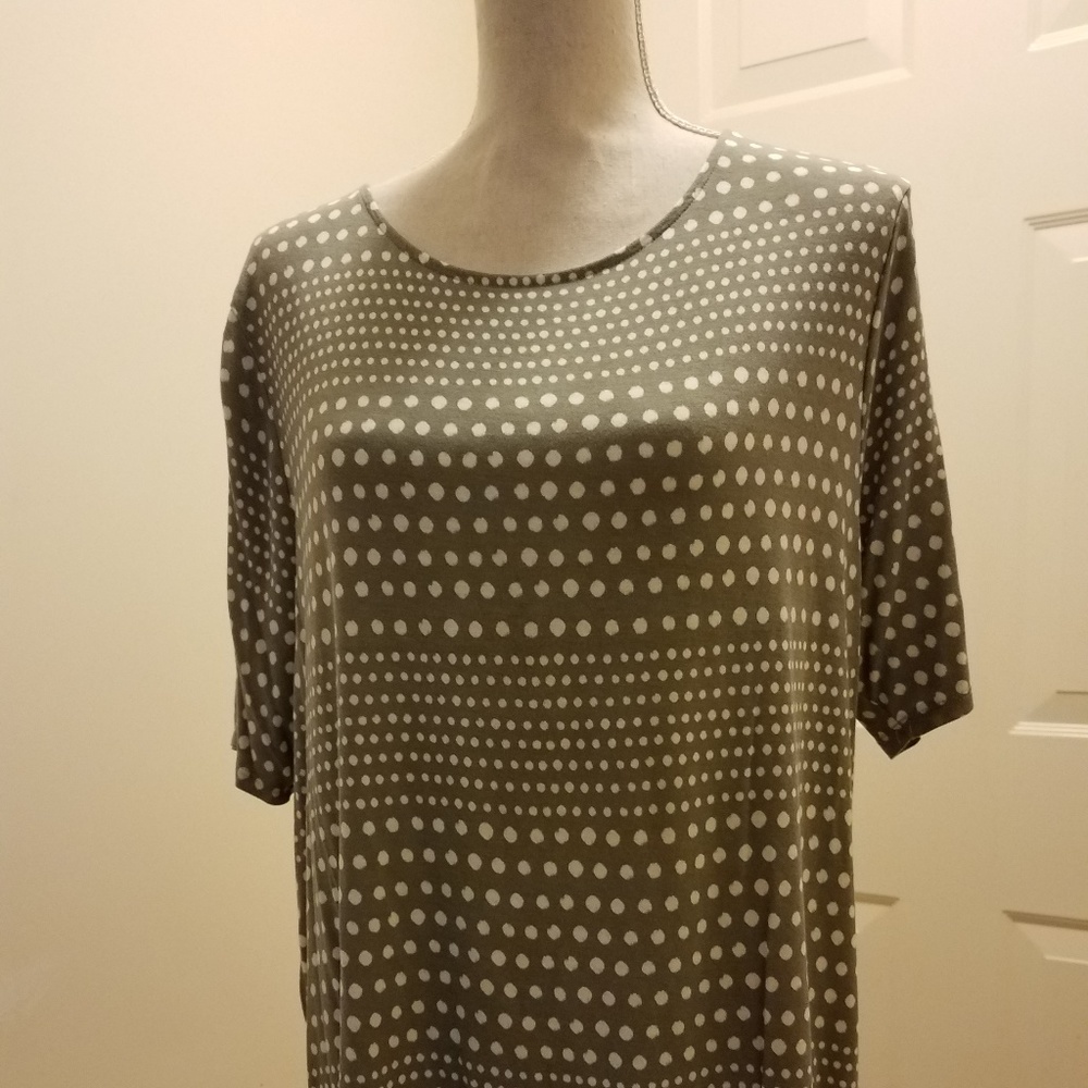 Chico's polka dot top in fatigue green & white